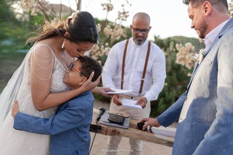 Casamento no por do sol de Alexandre Kapiche e Mayara Rodrigues. Decoração colorida e tropical na Enseada Azul em Búzios - RJ.'