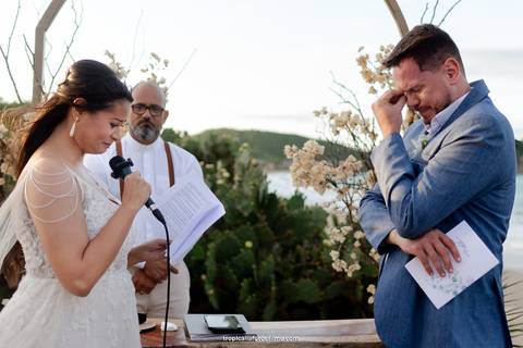 Casamento no por do sol de Alexandre Kapiche e Mayara Rodrigues. Decoração colorida e tropical na Enseada Azul em Búzios - RJ.'