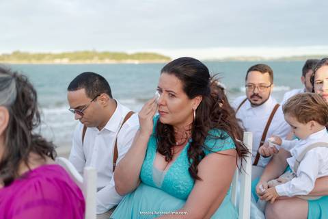 Casamento no por do sol de Alexandre Kapiche e Mayara Rodrigues. Decoração colorida e tropical na Enseada Azul em Búzios - RJ.'