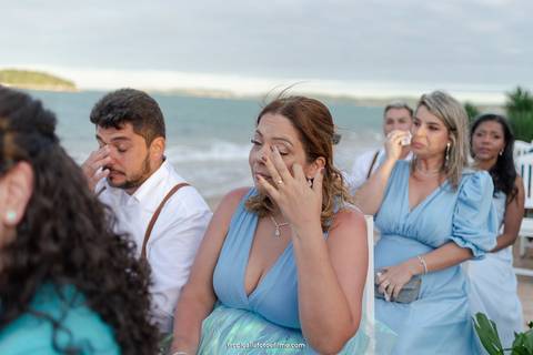 Casamento no por do sol de Alexandre Kapiche e Mayara Rodrigues. Decoração colorida e tropical na Enseada Azul em Búzios - RJ.'