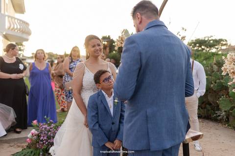Casamento no por do sol de Alexandre Kapiche e Mayara Rodrigues. Decoração colorida e tropical na Enseada Azul em Búzios - RJ.'