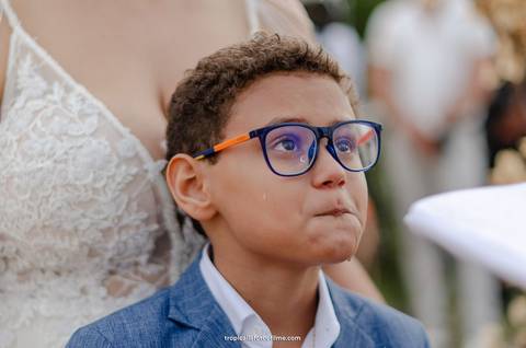 Casamento no por do sol de Alexandre Kapiche e Mayara Rodrigues. Decoração colorida e tropical na Enseada Azul em Búzios - RJ.'