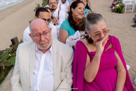 Casamento no por do sol de Alexandre Kapiche e Mayara Rodrigues. Decoração colorida e tropical na Enseada Azul em Búzios - RJ.'