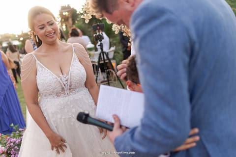 Casamento no por do sol de Alexandre Kapiche e Mayara Rodrigues. Decoração colorida e tropical na Enseada Azul em Búzios - RJ.'