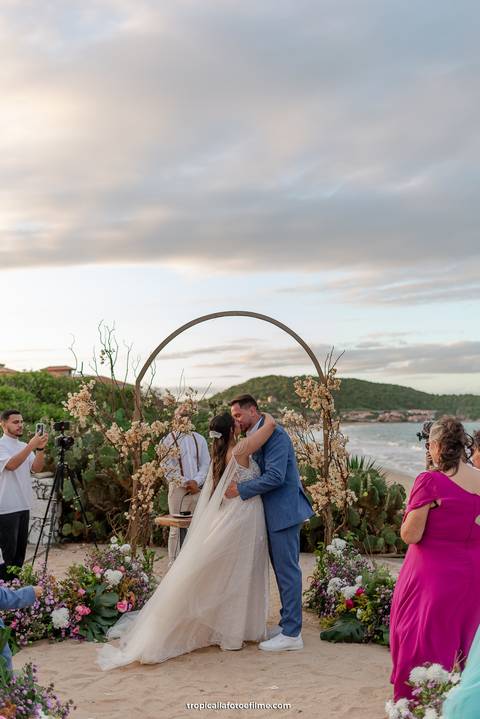 Casamento no por do sol de Alexandre Kapiche e Mayara Rodrigues. Decoração colorida e tropical na Enseada Azul em Búzios - RJ.'