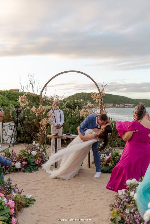 Casamento no por do sol de Alexandre Kapiche e Mayara Rodrigues. Decoração colorida e tropical na Enseada Azul em Búzios - RJ.'