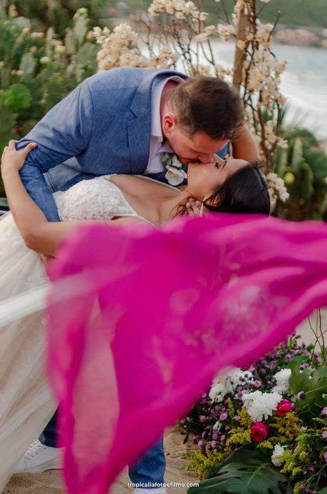 Casamento no por do sol de Alexandre Kapiche e Mayara Rodrigues. Decoração colorida e tropical na Enseada Azul em Búzios - RJ.'