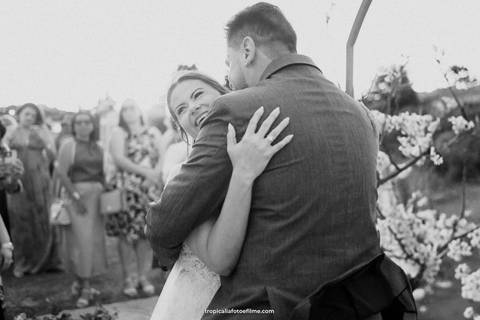 Casamento no por do sol de Alexandre Kapiche e Mayara Rodrigues. Decoração colorida e tropical na Enseada Azul em Búzios - RJ.'