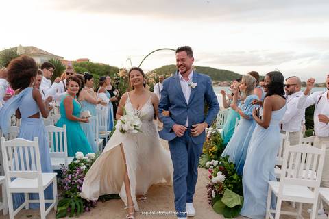 Casamento no por do sol de Alexandre Kapiche e Mayara Rodrigues. Decoração colorida e tropical na Enseada Azul em Búzios - RJ.'