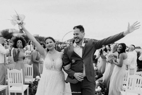 Casamento no por do sol de Alexandre Kapiche e Mayara Rodrigues. Decoração colorida e tropical na Enseada Azul em Búzios - RJ.'
