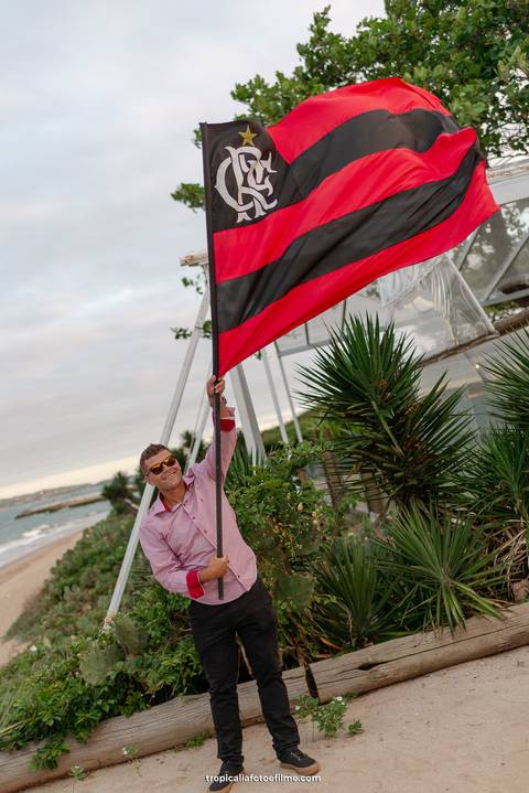 Casamento no por do sol de Alexandre Kapiche e Mayara Rodrigues. Decoração colorida e tropical na Enseada Azul em Búzios - RJ.'