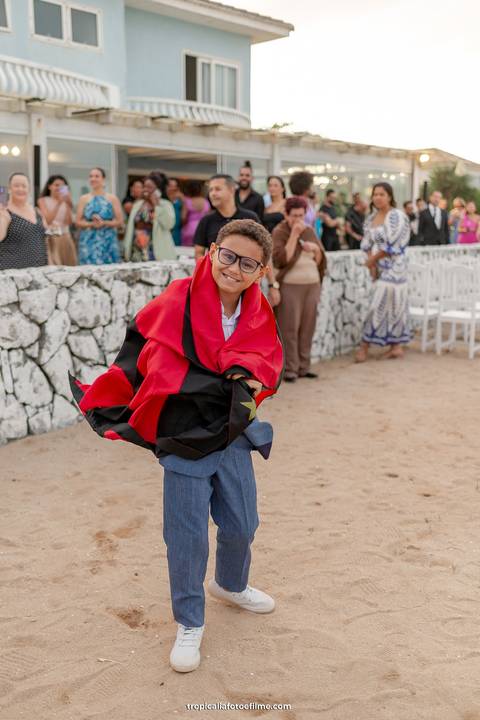 Casamento no por do sol de Alexandre Kapiche e Mayara Rodrigues. Decoração colorida e tropical na Enseada Azul em Búzios - RJ.'