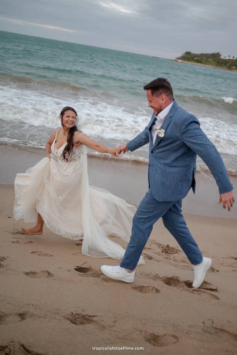 Casamento no por do sol de Alexandre Kapiche e Mayara Rodrigues. Decoração colorida e tropical na Enseada Azul em Búzios - RJ.'