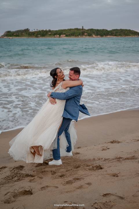 Casamento no por do sol de Alexandre Kapiche e Mayara Rodrigues. Decoração colorida e tropical na Enseada Azul em Búzios - RJ.'