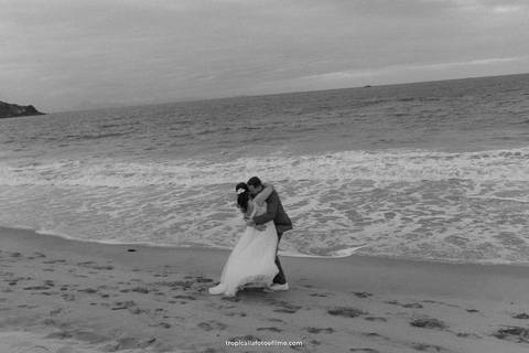 Casamento no por do sol de Alexandre Kapiche e Mayara Rodrigues. Decoração colorida e tropical na Enseada Azul em Búzios - RJ.'
