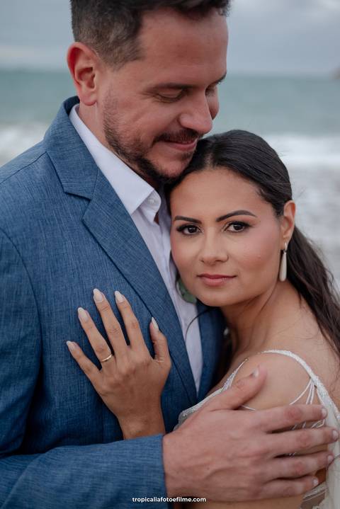 Casamento no por do sol de Alexandre Kapiche e Mayara Rodrigues. Decoração colorida e tropical na Enseada Azul em Búzios - RJ.'