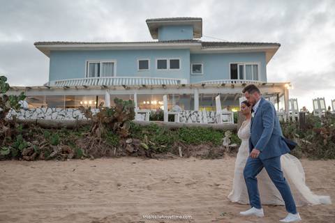 Casamento no por do sol de Alexandre Kapiche e Mayara Rodrigues. Decoração colorida e tropical na Enseada Azul em Búzios - RJ.'