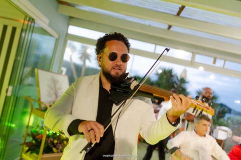 Casamento no por do sol de Alexandre Kapiche e Mayara Rodrigues. Decoração colorida e tropical na Enseada Azul em Búzios - RJ.'
