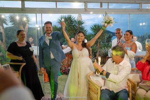 Casamento no por do sol de Alexandre Kapiche e Mayara Rodrigues. Decoração colorida e tropical na Enseada Azul em Búzios - RJ.'