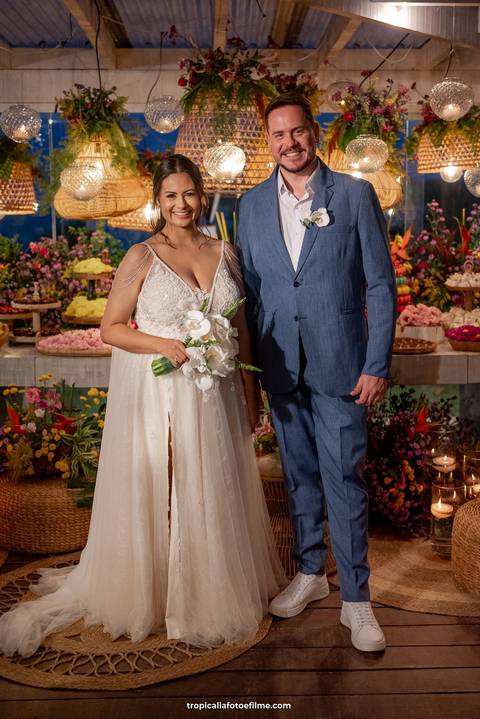 Casamento no por do sol de Alexandre Kapiche e Mayara Rodrigues. Decoração colorida e tropical na Enseada Azul em Búzios - RJ.'