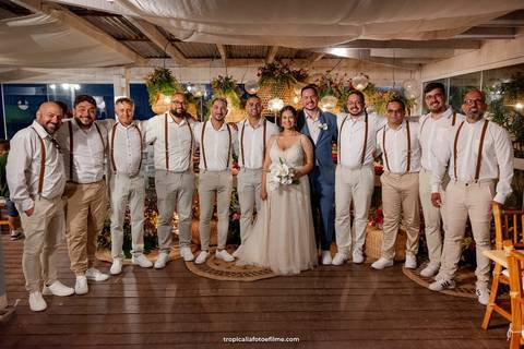 Casamento no por do sol de Alexandre Kapiche e Mayara Rodrigues. Decoração colorida e tropical na Enseada Azul em Búzios - RJ.'