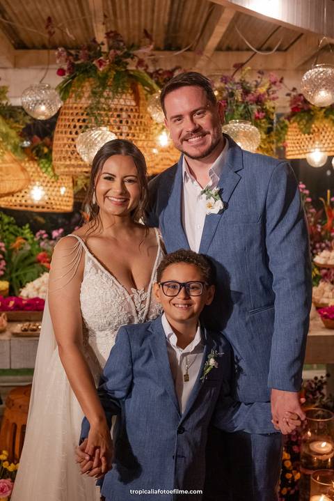 Casamento no por do sol de Alexandre Kapiche e Mayara Rodrigues. Decoração colorida e tropical na Enseada Azul em Búzios - RJ.'