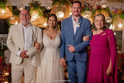 Casamento no por do sol de Alexandre Kapiche e Mayara Rodrigues. Decoração colorida e tropical na Enseada Azul em Búzios - RJ.'
