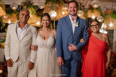 Casamento no por do sol de Alexandre Kapiche e Mayara Rodrigues. Decoração colorida e tropical na Enseada Azul em Búzios - RJ.'