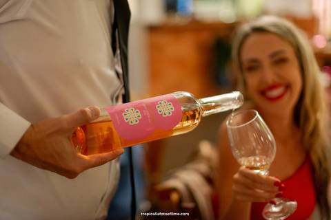 Casamento no por do sol de Alexandre Kapiche e Mayara Rodrigues. Decoração colorida e tropical na Enseada Azul em Búzios - RJ.'