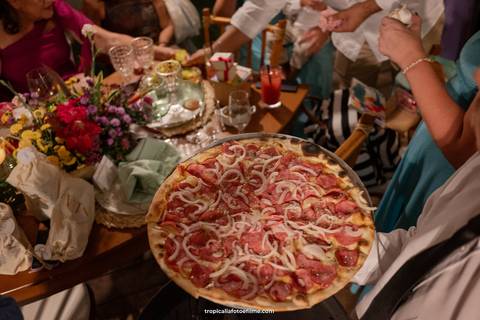 Casamento no por do sol de Alexandre Kapiche e Mayara Rodrigues. Decoração colorida e tropical na Enseada Azul em Búzios - RJ.'