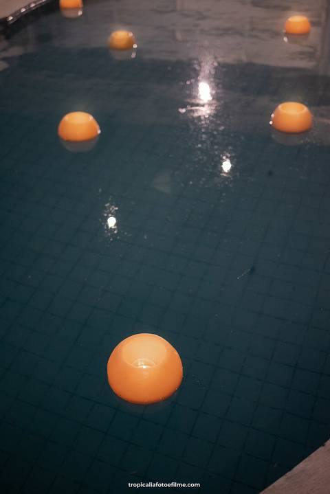 Casamento no por do sol de Alexandre Kapiche e Mayara Rodrigues. Decoração colorida e tropical na Enseada Azul em Búzios - RJ.'