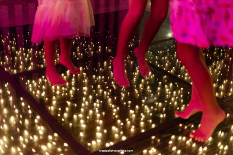 Casamento no por do sol de Alexandre Kapiche e Mayara Rodrigues. Decoração colorida e tropical na Enseada Azul em Búzios - RJ.'