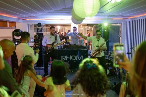 Casamento no por do sol de Alexandre Kapiche e Mayara Rodrigues. Decoração colorida e tropical na Enseada Azul em Búzios - RJ.'