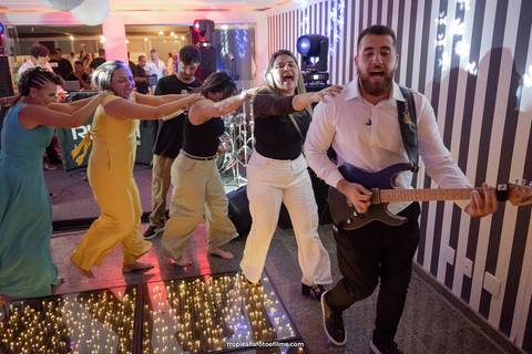 Casamento no por do sol de Alexandre Kapiche e Mayara Rodrigues. Decoração colorida e tropical na Enseada Azul em Búzios - RJ.'