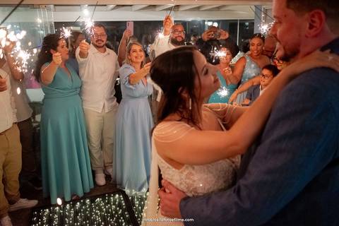 Casamento no por do sol de Alexandre Kapiche e Mayara Rodrigues. Decoração colorida e tropical na Enseada Azul em Búzios - RJ.'