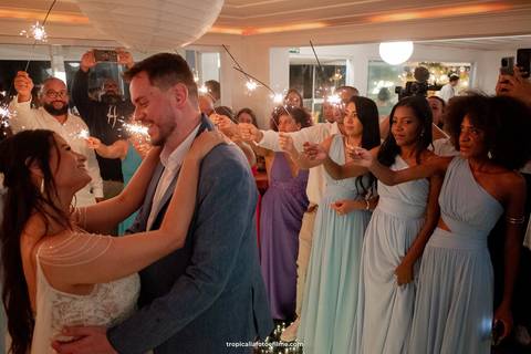 Casamento no por do sol de Alexandre Kapiche e Mayara Rodrigues. Decoração colorida e tropical na Enseada Azul em Búzios - RJ.'