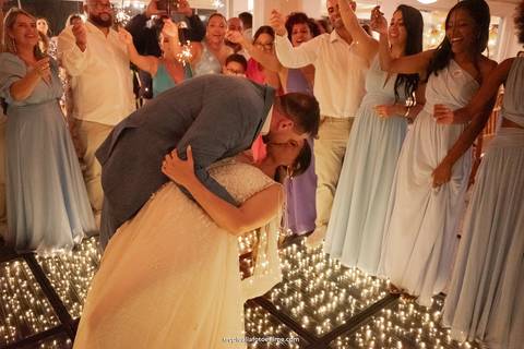 Casamento no por do sol de Alexandre Kapiche e Mayara Rodrigues. Decoração colorida e tropical na Enseada Azul em Búzios - RJ.'