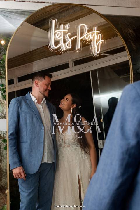 Casamento no por do sol de Alexandre Kapiche e Mayara Rodrigues. Decoração colorida e tropical na Enseada Azul em Búzios - RJ.'