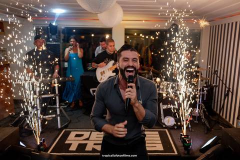 Casamento no por do sol de Alexandre Kapiche e Mayara Rodrigues. Decoração colorida e tropical na Enseada Azul em Búzios - RJ.'