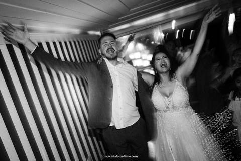 Casamento no por do sol de Alexandre Kapiche e Mayara Rodrigues. Decoração colorida e tropical na Enseada Azul em Búzios - RJ.'