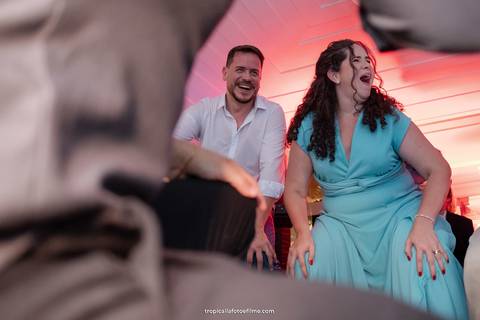 Casamento no por do sol de Alexandre Kapiche e Mayara Rodrigues. Decoração colorida e tropical na Enseada Azul em Búzios - RJ.'