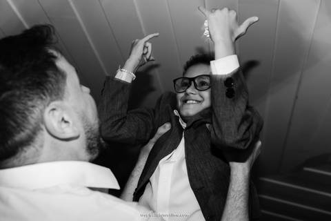 Casamento no por do sol de Alexandre Kapiche e Mayara Rodrigues. Decoração colorida e tropical na Enseada Azul em Búzios - RJ.'