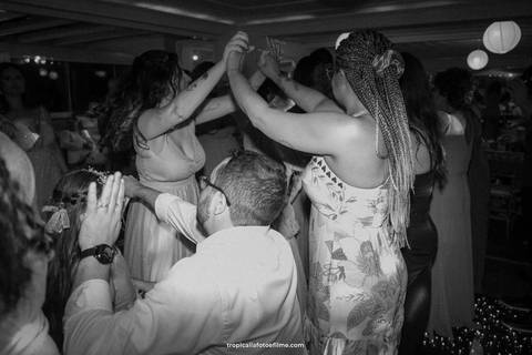 Casamento no por do sol de Alexandre Kapiche e Mayara Rodrigues. Decoração colorida e tropical na Enseada Azul em Búzios - RJ.'