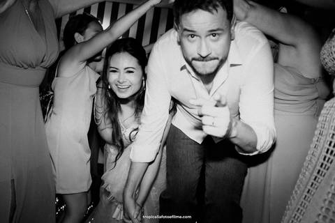 Casamento no por do sol de Alexandre Kapiche e Mayara Rodrigues. Decoração colorida e tropical na Enseada Azul em Búzios - RJ.'