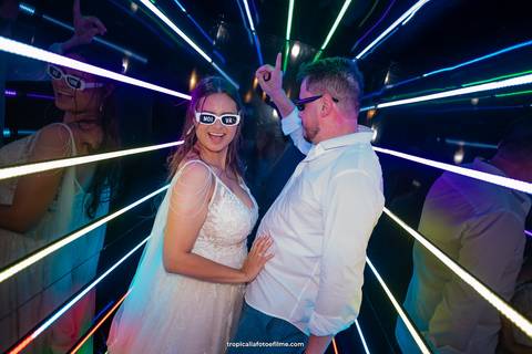 Casamento no por do sol de Alexandre Kapiche e Mayara Rodrigues. Decoração colorida e tropical na Enseada Azul em Búzios - RJ.'