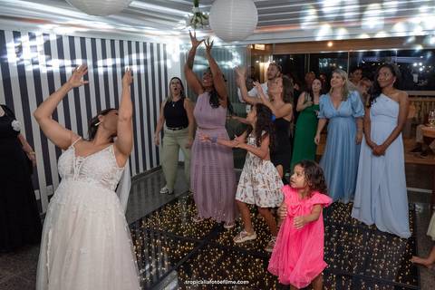 Casamento no por do sol de Alexandre Kapiche e Mayara Rodrigues. Decoração colorida e tropical na Enseada Azul em Búzios - RJ.'