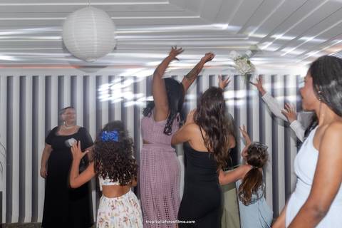 Casamento no por do sol de Alexandre Kapiche e Mayara Rodrigues. Decoração colorida e tropical na Enseada Azul em Búzios - RJ.'