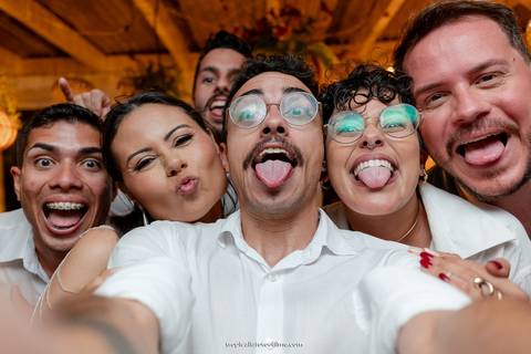 Casamento no por do sol de Alexandre Kapiche e Mayara Rodrigues. Decoração colorida e tropical na Enseada Azul em Búzios - RJ.'