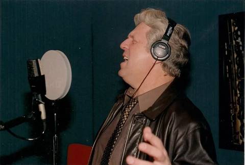 EU CONHEÇO BEM O JEITO DESSA CIDADE QUE É MENINA E USA BLAZER NO VERÃO'