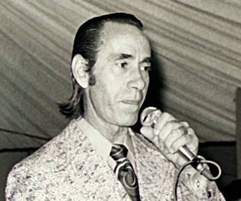 ♫♫ FICA COMIGO ESTA NOITE E NÃO TE ARREPENDERÁS; LÁ FORA O FRIO É UM AÇOITE, CALOR AQUI TU TERÁS ♫♫'